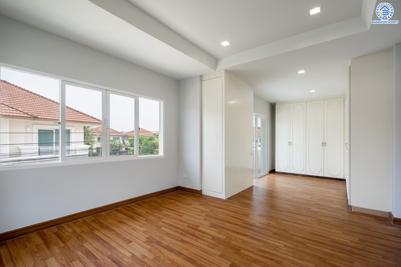 บ้านมือสองตกแต่งใหม่ จากแบรนด์ AP ม.เดอะเซนโทร รัตนาธิเบศร์ หลังมุม เนื้อที่ 60.9 ตร.ว. ฟังก์ชันจัดเต็ม 3 ห้องนอน 3 ห้องน้ำ จอดรถได้ 2 คัน บนทำเลศักยภาพ เชื่อมต่อหลายเส้นทางทั้ง ถ.ราชพฤกษ์, ถ.รัตนาธิเบศร์ และถ.กาญจนาภิเษก และเพียง 5 นาทีถึงรถไฟฟ้า "สถานีบางพลู"